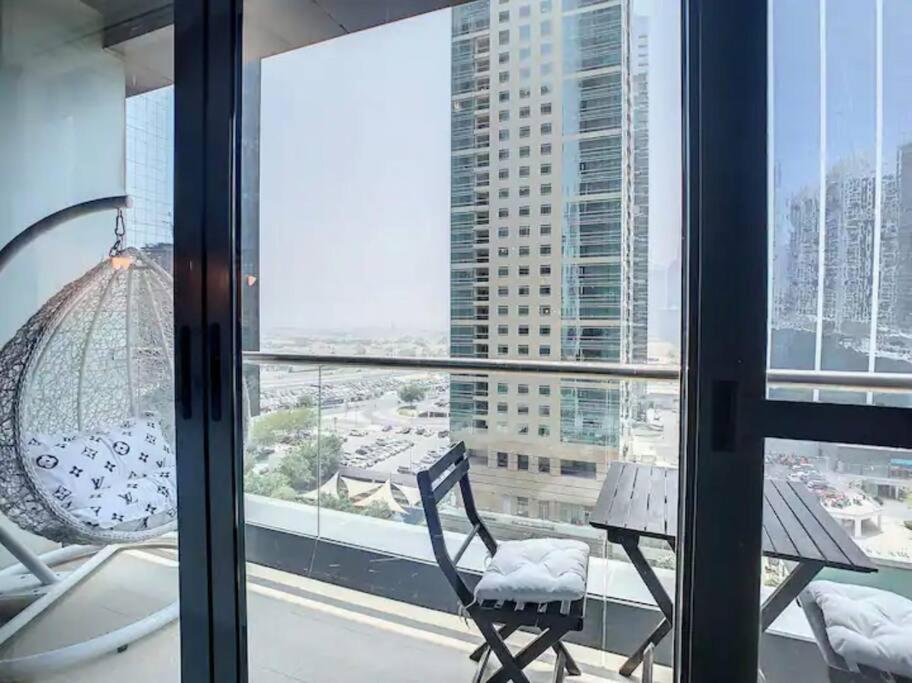 Luxury Modern Studio In Jlt With Amazing View & Rooftop Pool - Sleeps 3 Dubai Eksteriør billede