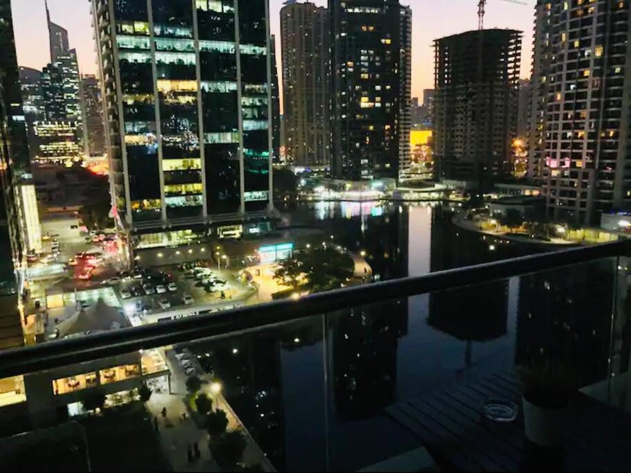 Luxury Modern Studio In Jlt With Amazing View & Rooftop Pool - Sleeps 3 Dubai Eksteriør billede